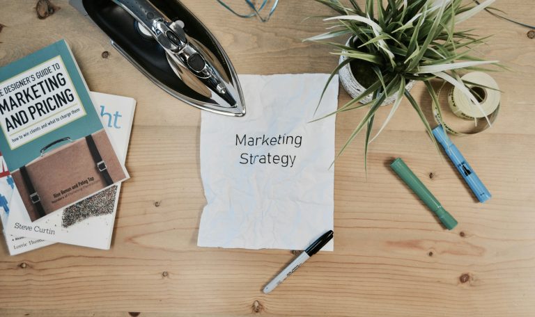 Hoja con la palabra marketing strategy decorado a su alrededor
