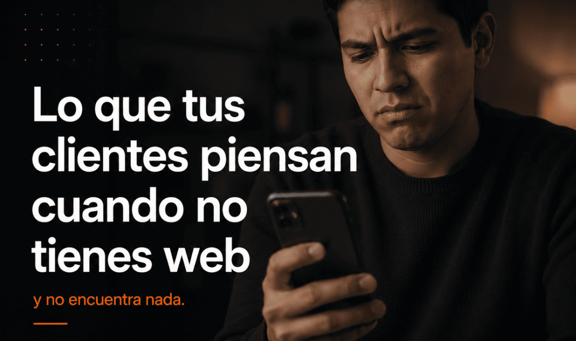 Chico mirando su telefono con una expresión triste o desanimada