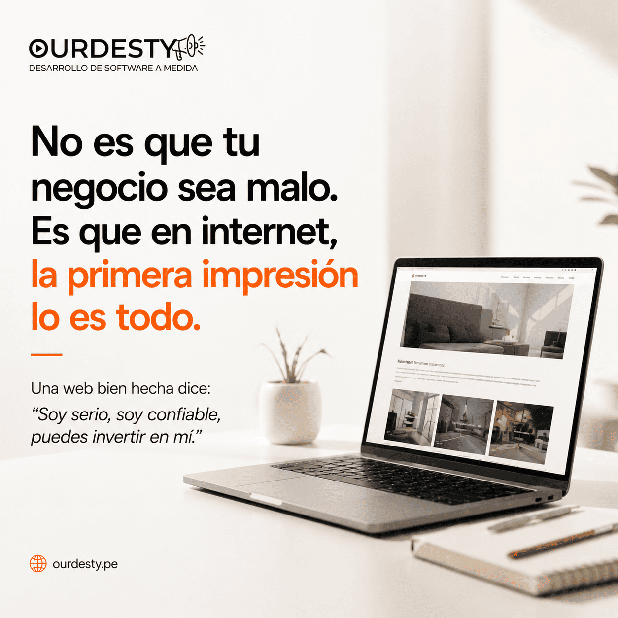 Pagina web en laptop laptop con una pagina web abierta, decoracion al rededor