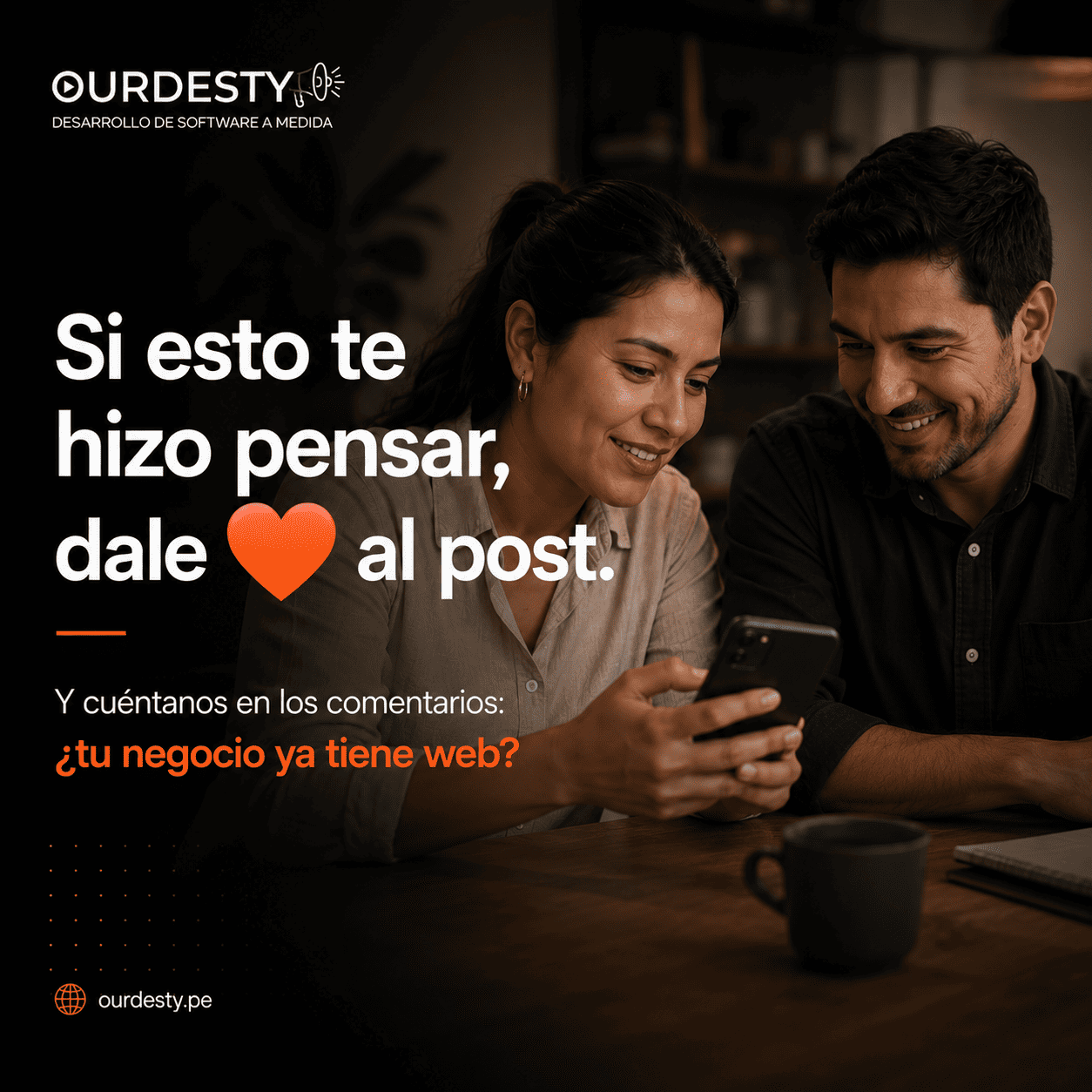 personas viendo su celular 2 personas mirando un celular en algun lugar cómodo, llamando al post