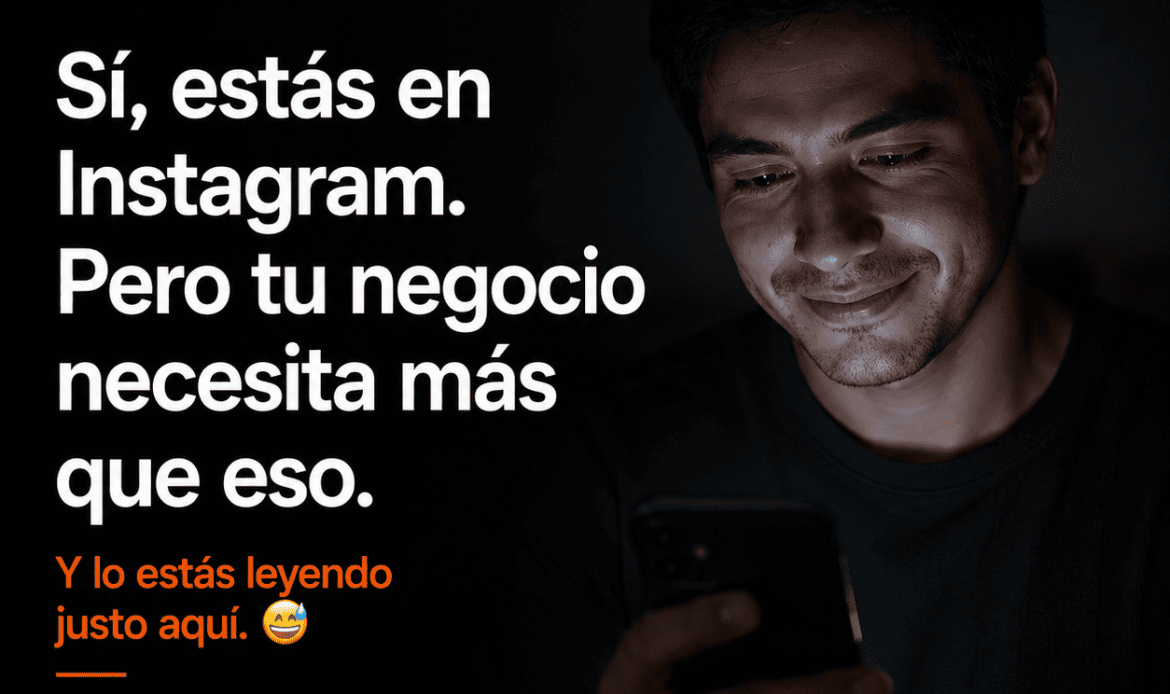 persona viendo su teléfono sonriendo en un lugar oscuro