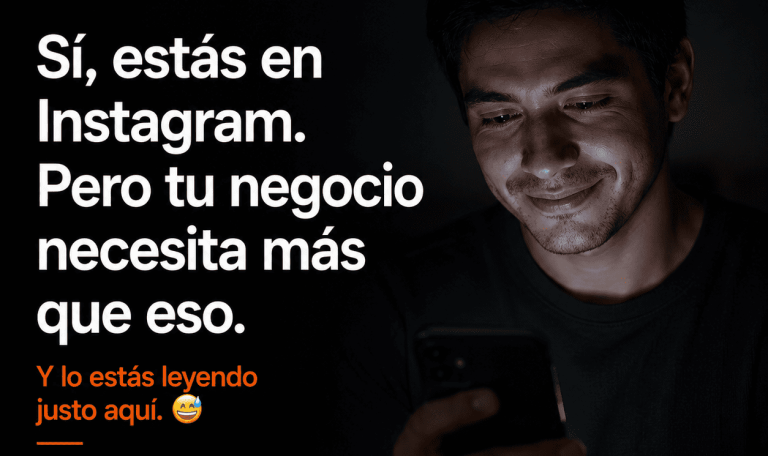 persona viendo su teléfono sonriendo en un lugar oscuro