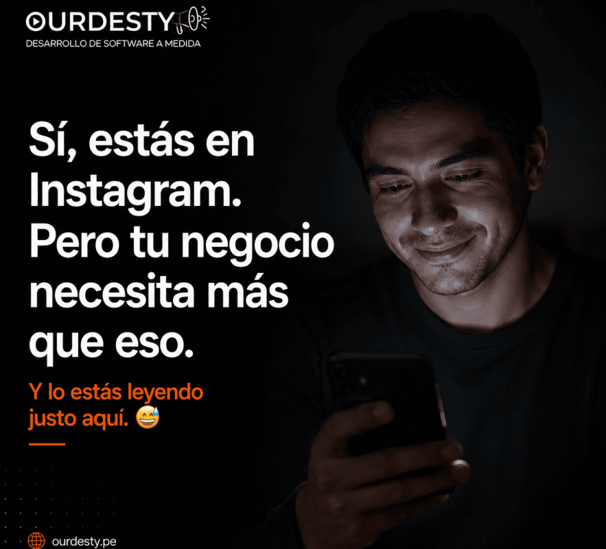 persona viendo su teléfono sonriendo en un lugar oscuro